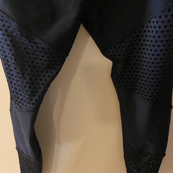 000 Lorna Jane black leggings with netted areas - size medium - Picture 4 of 11